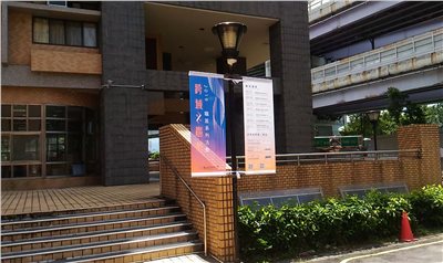校園內燈旗施工
